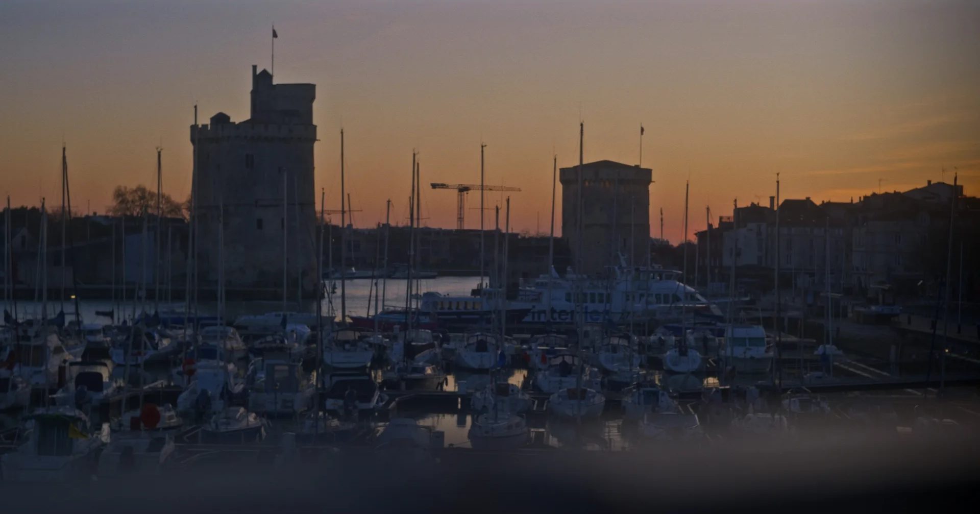 Les tours du Vieux-Port de La Rochelle à l'heure bleue